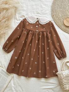 Vintaside Kids 女童优雅可爱娃娃领拼接蕾丝蝴蝶结刺绣花朵长袖连衣裙，适合学校、休闲、公园、校园等场合，展现可爱风格，也适合户外活动。 - 棕色 - 查看 7