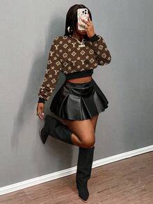 Slaydiva Women's Drop Shoulder Long Sleeve Cropped Sweatshirt/Fall Clothes For Women/Winter Clothes For Women/Long Sleeve Tops/Back To School/Y2k Clothes/Streetwear/Valentine's Day/Avant-Garde Logo Graphic - Multicolor - View 1