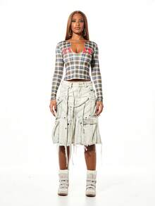SUMWON WOMEN Áo crop top tay dài cổ chữ V kẻ caro in chữ thiết kế ngực trước - Màu Khaki - Xem 5