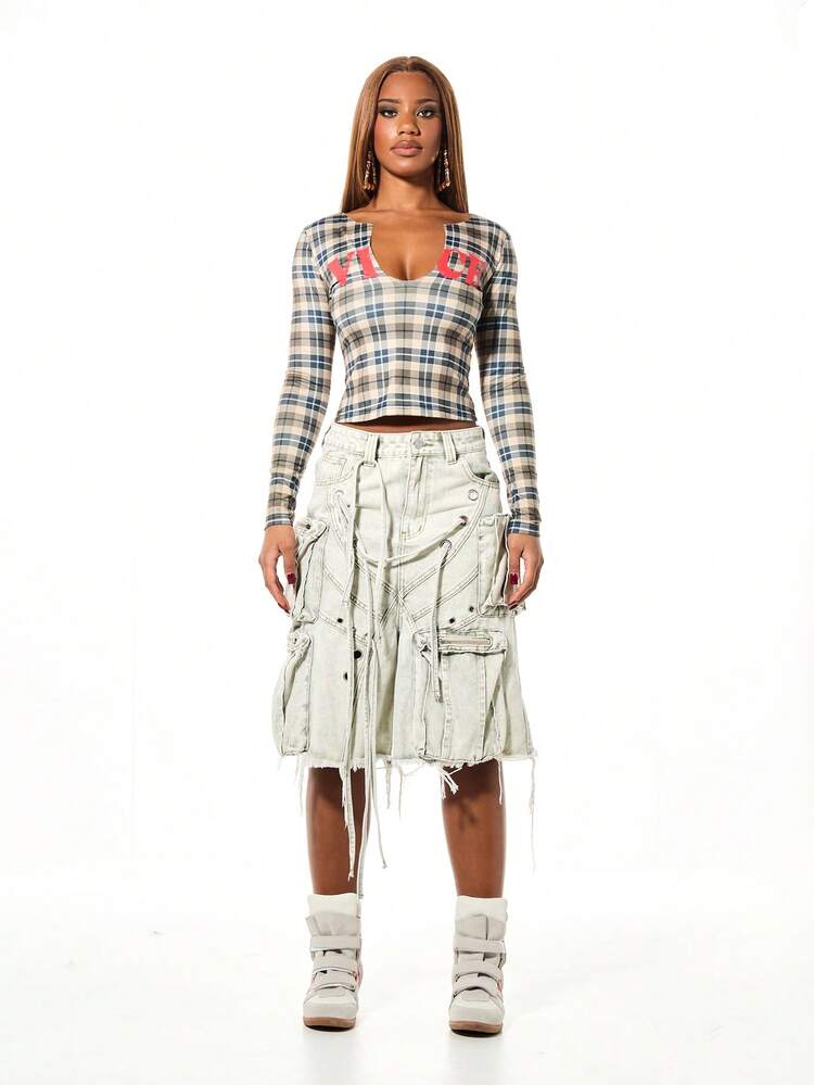 SUMWON WOMEN Kariertes Crop-Top mit V-Ausschnitt und Buchstabenprint