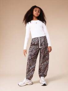 Bộ đồ SUMWON gồm áo croptop dài tay và quần jogger họa tiết da báo, có dây rút ở eo, phù hợp cho bé gái tuổi teen, phong cách thường ngày và đi nghỉ mát. - Nhiều màu - Xem 1