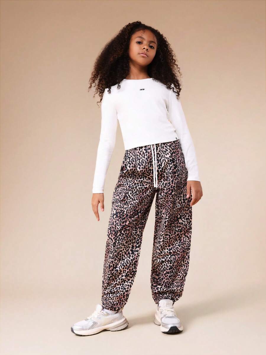 Bộ đồ SUMWON gồm áo croptop dài tay và quần jogger họa tiết da báo, có dây rút ở eo, phù hợp cho bé gái tuổi teen, phong cách thường ngày và đi nghỉ mát. - Nhiều màu - Xem 1