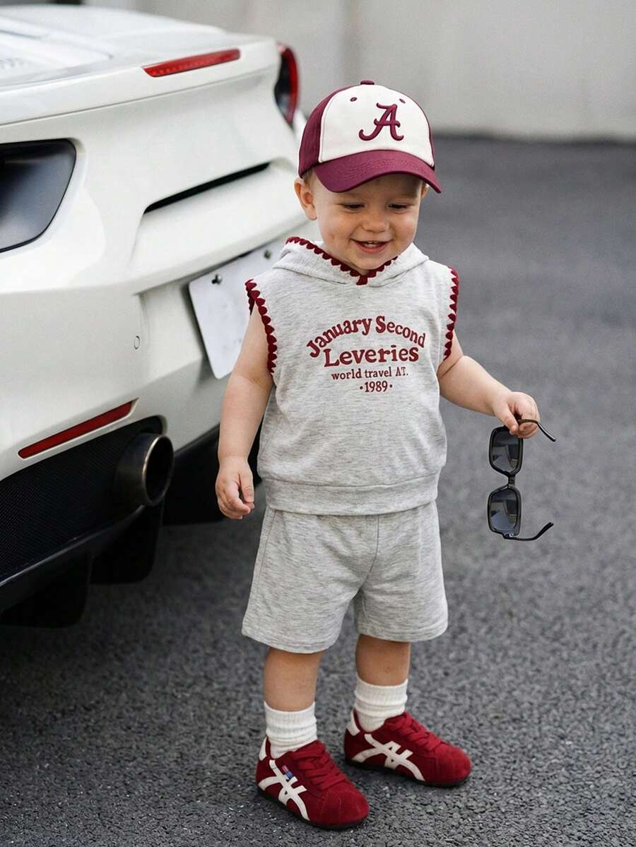 SHEIN 0-3岁休闲字母印花连帽短袖T恤和松紧腰短裤套装，适合所有季节，上学、居家、户外叠穿，适合3-24个月的男婴。