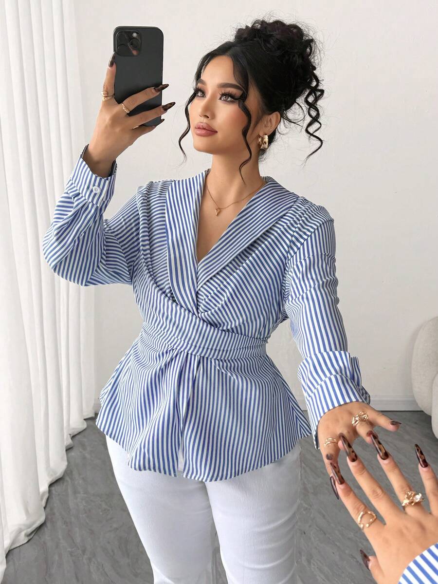 Elenzga 大码女式蓝白条纹裹身衬衫，腰部系带，后背蝴蝶结，适合优雅通勤、办公穿着和日常穿着。 - 藍白色 - 查看 1