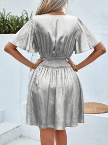 SHEIN LUNE 女士V领荷叶袖褶皱腰身派对时尚春夏连衣裙，适合新年假日派对穿着 - 銀色 - 查看 2