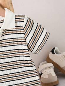 SHEIN Vintaside Kids Áo thun tay ngắn cổ chữ V kẻ sọc đen và kaki thời trang mùa hè cho bé trai kết hợp với quần short cạp trễ, thể hiện phong cách quý ông lịch lãm - Màu be - Xem 10