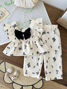 SHEIN 女婴可爱两件套上衣和裤子，黑色花卉图案，全身饰有3D蝴蝶结，荷叶边袖口 - 杏色 - 查看 2