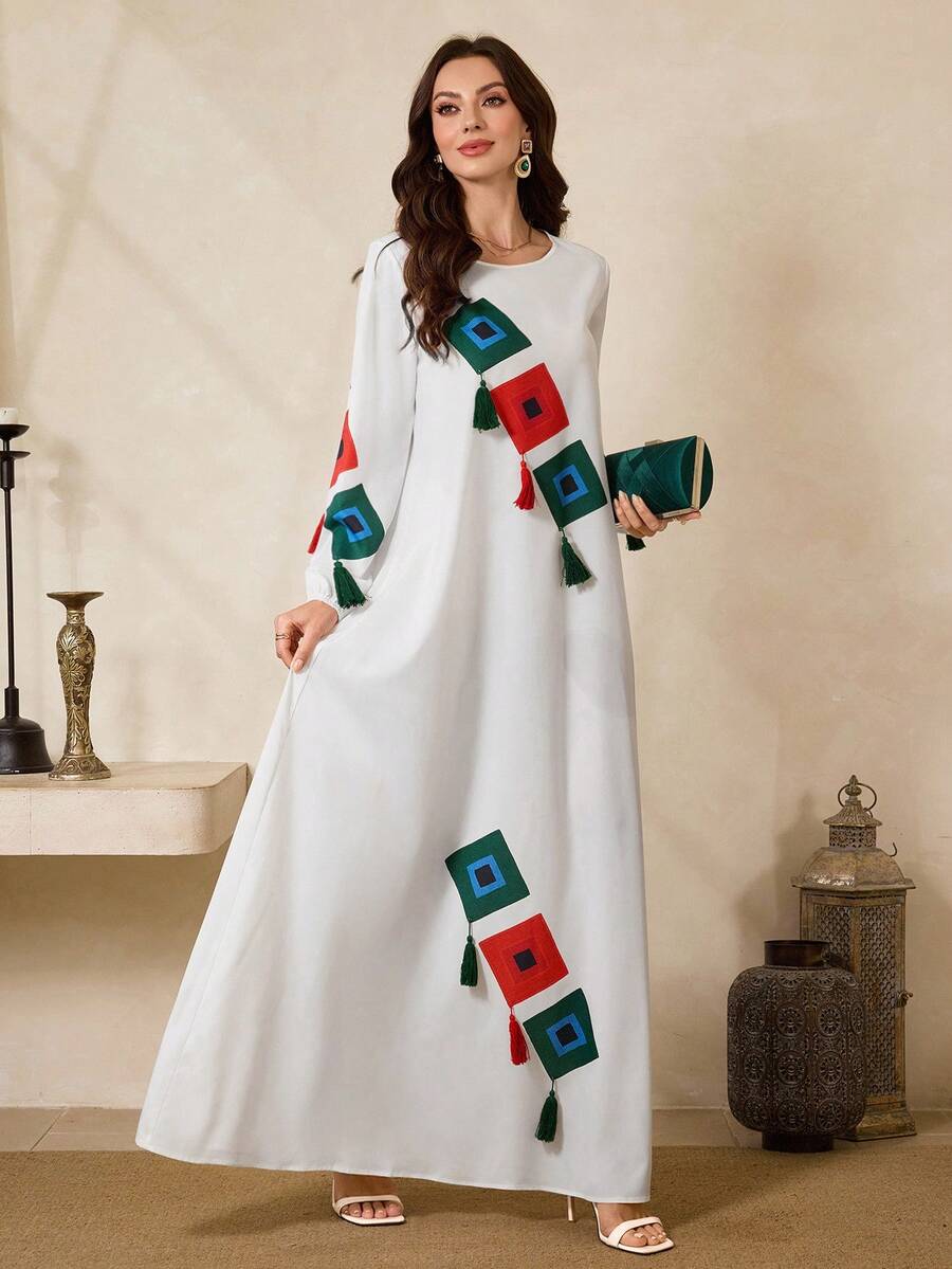 Al Najma 女士圆领长袖宽松复古阿拉伯风格连衣裙，带流苏装饰 - 白色 - 查看 1