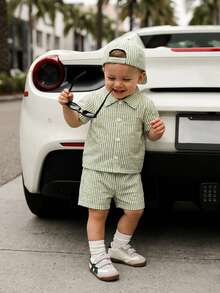 SHEIN Playful Pals Bộ trang phục mùa hè 2 món cho bé trai, bao gồm: 1 áo sơ mi tay ngắn cổ sọc cài nút màu trắng và xanh lá cây, 1 quần short sọc màu trắng và xanh lá cây, trang phục thường ngày cho kỳ nghỉ và hàng ngày - màu xanh lá - Xem 9