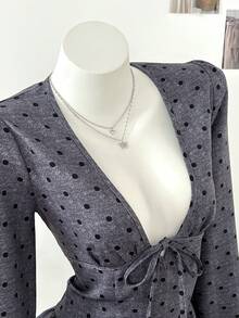SHEIN Unity Vestido casual mini de mujer con mangas largas, cuello en V profundo, lunares y cintura con lazo fruncido - Gris - Ver 1