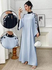 Al Najma Vestido feminino elegante retrô árabe com gola mandarim em contraste de cores, mangas compridas e detalhes vazados. - Azul - Ver 1
