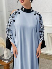 Al Najma Vestido feminino elegante retrô árabe com gola mandarim em contraste de cores, mangas compridas e detalhes vazados. - Azul - Ver 3
