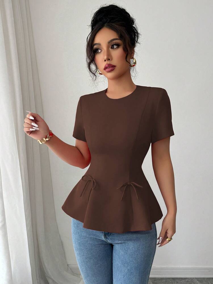 SHEIN Elenzya بلوزة نسائية كاجوال للتنقل والإجازات، لون أحادي الرقبة المستديرة، خصر مربوط بشكل A، زخرفة فيونكة، سحاب خلفي، أكمام قصيرة، للربيع والصيف - بني - مشاهدة 4