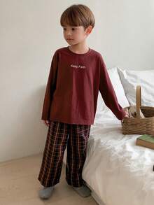 DAZY Kleine Jungen Pyjama-Set mit Buchstaben-Muster Langarmoberteil und karierter Hose - Bordeaux - Übersicht 2