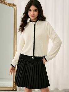 Bộ áo khoác lông giả màu đen và màu mơ thanh lịch cùng chân váy mini xếp ly, phù hợp cho mùa xuân, thu, đông. Đính nút ngọc trai giả sáng bóng, thích hợp mặc hàng ngày và tham gia nhiều sự kiện cho bé gái tuổi teen. - màu đen - Xem 5