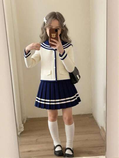 Sparklyn 这款少女休闲时尚简约可爱两件套包括一件海军蓝翻领针织开衫和一条棕色条纹针织裙。适合秋冬季节、圣诞节和开学季穿着。