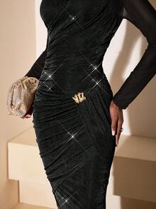 Zivah 这款秋冬新款婚纱礼服，适合日常约会、通勤、商务场合，尽显淑女风范，优雅气质，也适合邮轮派对、简约风、网红风、生日宴会、高端派对、小型晚礼服等场合。穆斯林风格的露肩小圆领网纱拼接针织紧身连衣裙，饰有金属装饰，尽显穆斯林风情。 - 黑色 - 查看 7