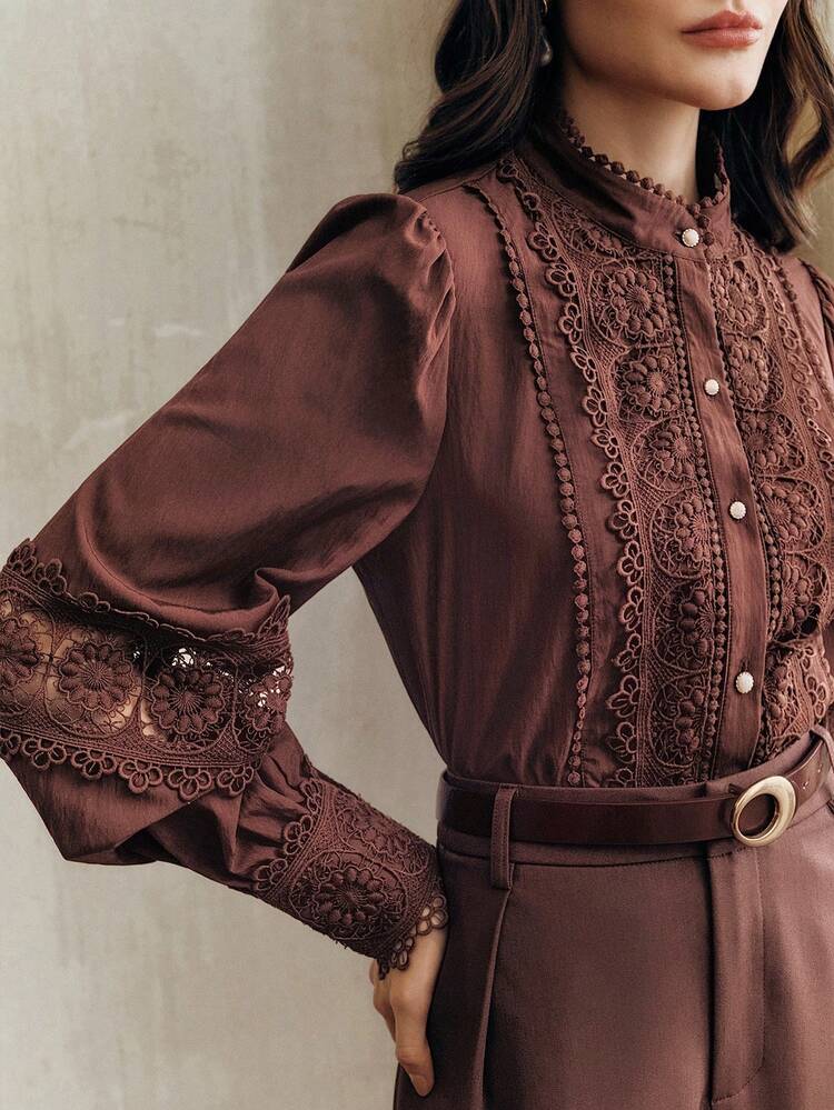 Chemise boutonnée à manches longues avec col, patchwork de dentelle et ornements floraux ajourés