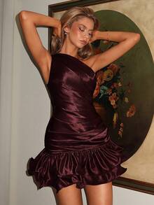 Vowa Elegancka, romantyczna, modna, seksowna satynowa sukienka z marszczeniami i asymetrycznym dołem, idealna na imprezę w klubie, na plażę, na wakacje, na zakupy, na popołudniową herbatę, na koktajl. - Burgund - Zobacz 2