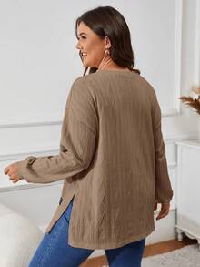 SHEIN VCAY Kaos Lengan Panjang Kasual Serbaguna dengan Belahan dan Aplikasi untuk Ukuran Plus, Kerah Bulat, dan Kasual - Khaki - View 2