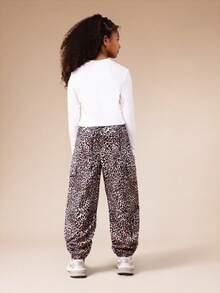 Bộ đồ SUMWON gồm áo croptop dài tay và quần jogger họa tiết da báo, có dây rút ở eo, phù hợp cho bé gái tuổi teen, phong cách thường ngày và đi nghỉ mát. - Nhiều màu - Xem 2