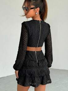Conjunto de dos piezas para mujer con falda de capas con flecos y blusa de manga translúcida y escote profundo en V - Negro - Ver 2