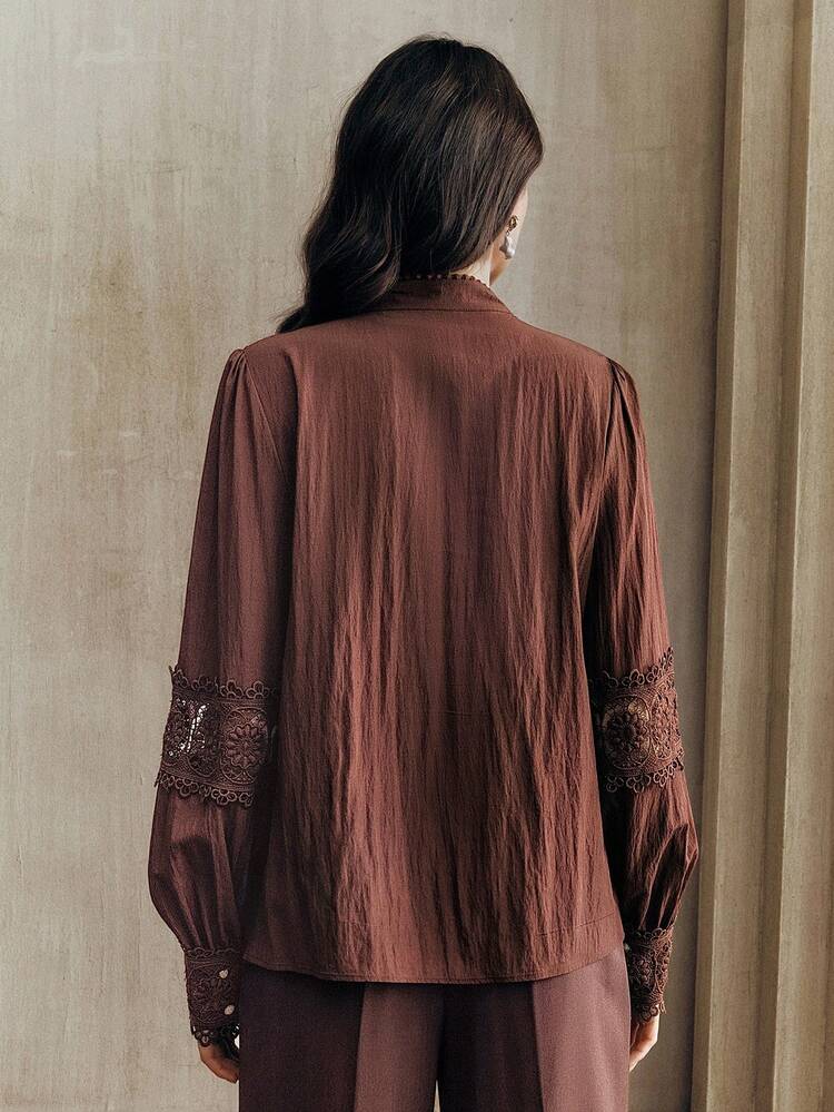 Chemise boutonnée à manches longues avec col, patchwork de dentelle et ornements floraux ajourés