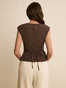 Poéselle 女士细条纹荷叶边吊带背心，棕色V领无袖上衣，饰有金色别针，时尚办公室及晚宴装扮，夏季，情人节