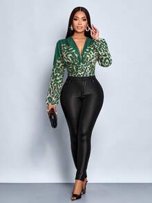 SOLERSUN 秋冬女装，休闲日常，优雅通勤款，黑棕色渐变黑色豹纹印花，深V领，肩部褶裥，灯笼袖，长袖，高腰，后背褶裥衬衫式上衣 - 墨綠色 - 查看 4