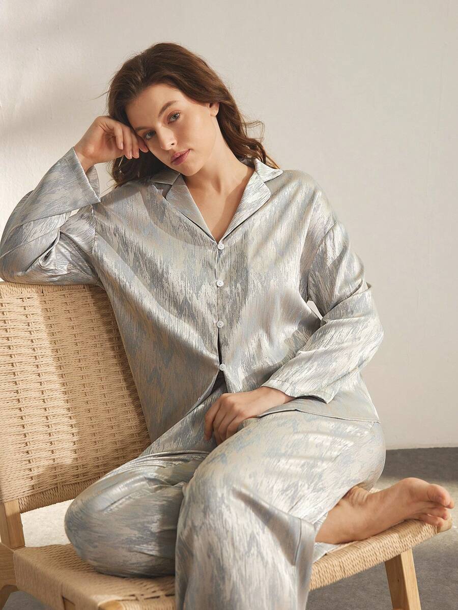 Ocili 大码女式缎面提花简约抽象舒适翻领长袖睡衣套装，时尚秋季睡衣，冬季服装 - 卡其色 - 查看 1