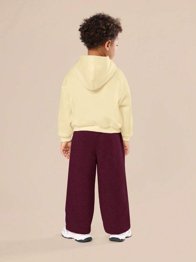 Conjunto de sudadera con capucha y pantalón deportivo a juego