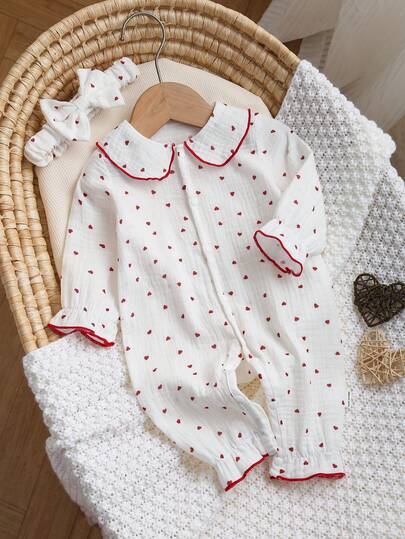 新生儿爱心印花撞色包边荷叶边领连体衣，柔软舒适面料，睡衣