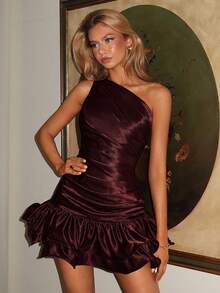 Vowa Elegancka, romantyczna, modna, seksowna satynowa sukienka z marszczeniami i asymetrycznym dołem, idealna na imprezę w klubie, na plażę, na wakacje, na zakupy, na popołudniową herbatę, na koktajl. - Burgund - Zobacz 8