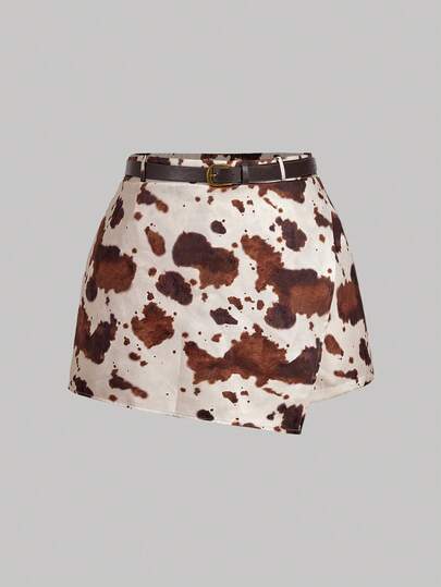 SHEIN MOD Retro-Wickelshorts mit Kuhmuster in großen Größen. Modische, asymmetrische Rocksocks mit Tiermuster und Gürtel, Kuhmuster-Rock, Westernrock, Shorts, Cowgirl-Shorts, Western-Shorts, schicker Herbst-Look für Damen.