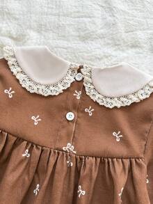Vintaside Kids 女童优雅可爱娃娃领拼接蕾丝蝴蝶结刺绣花朵长袖连衣裙，适合学校、休闲、公园、校园等场合，展现可爱风格，也适合户外活动。 - 棕色 - 查看 4