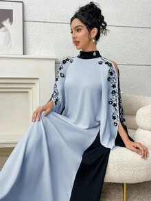 Al Najma Vestido feminino elegante retrô árabe com gola mandarim em contraste de cores, mangas compridas e detalhes vazados. - Azul - Ver 6