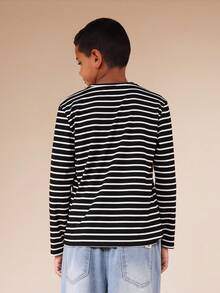 Camiseta masculina SUMWON de manga comprida com listras horizontais e gola redonda, modelagem regular, ideal para o dia a dia, outono, inverno e férias. Peça básica e essencial para o guarda-roupa. - Preto - Ver 2
