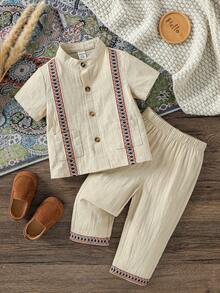 SHEIN 2件套男女宝宝卡其色短袖立领衬衫及配套长裤套装，饰有缎带滚边。 - 卡其色 - 查看 3