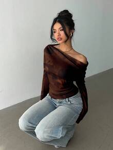 Aloruh 女士休闲不对称扭肩T恤，棕色扎染印花T恤，适合日常穿着、通勤和叠穿，秋冬季长袖针织衫，约会优雅之选，棕色上衣，Y2K风格，复古风 - 棕色 - 查看 4