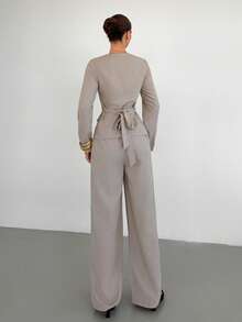 Siren Gaze 两件套女士职业套装，长袖衬衫搭配长裤和腰带，优雅专业，适合日常穿着、节日庆典、新年活动等场合。女士裤装套装，女士西装裤套装，职业装，女士套装，婚礼裤装。 - 杏色 - 查看 5