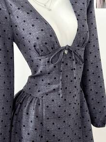 SHEIN Unity Vestido casual mini de mujer con mangas largas, cuello en V profundo, lunares y cintura con lazo fruncido - Gris - Ver 4