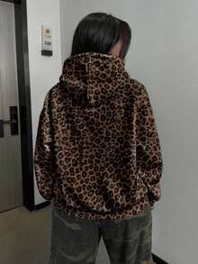 Blusa de moletom feminina plus size casual para o dia a dia, com estampa de leopardo, ombros caídos, modelagem solta, capuz com cordão ajustável e forro térmico. Ideal para outono/inverno. - Castanho Café - Ver 2