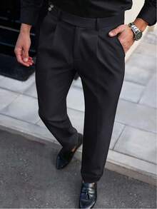 Manfinity Bizformal 男士休闲修身纯色西装裤，适合日常穿着和通勤，款式多样。男士高腰裤、男士黑色正装裤、男士褶裥西装裤、男士黑色休闲裤、修身弹力裤，尽显绅士风范。适合日常休闲、周末旅行、户外活动、探险旅行、轻松的工作环境或半正式场合，也是送给男友/丈夫、周年纪念/生日、派对、圣诞节、新年、婚礼等场合的理想礼物。 - 黑色 - 查看 3