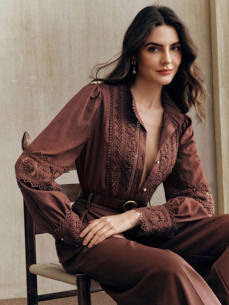 Chemise boutonnée à manches longues avec col, patchwork de dentelle et ornements floraux ajourés