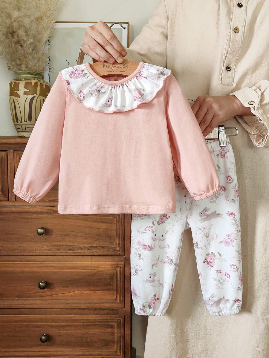 SHEIN Vintaside Kids 2 pièces Ensemble T-shirt à manches longues avec col volant + pantalon à taille élastique pour bébé fille, imprimé lapin et floral, rose et blanc, décontracté et mignon, convient pour les sorties quotidiennes, le port à la maison, les rassemblements dans le jardin de roses, les fêtes, les loisirs vintage en plein air, les tenues élégantes pour Noël, le Nouvel An, la Saint-Valentin
