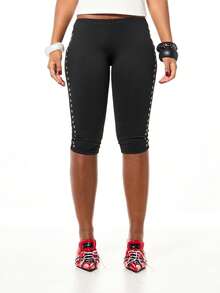 SUMWON WOMEN 时尚修身中腰弹力七分紧身裤，侧边饰有金属孔眼。 - 黑色 - 查看 4