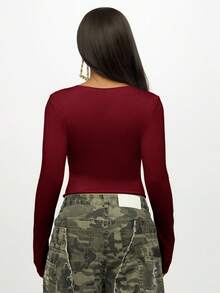 SUMWON Áo croptop dài tay cỡ lớn với họa tiết nơ, cổ chữ V sâu, ôm sát. - Màu Đỏ Sâu - Xem 2