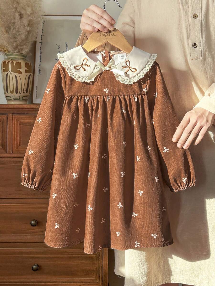 Vintaside Kids 女童优雅可爱娃娃领拼接蕾丝蝴蝶结刺绣花朵长袖连衣裙，适合学校、休闲、公园、校园等场合，展现可爱风格，也适合户外活动。 - 棕色 - 查看 1