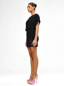 BABYPHAT Vestido mini ajustado con hombros caídos, detalles en rosa, cuello asimétrico y mangas cortas para fiesta, salida nocturna - Negro - Ver 8