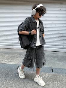 SHEIN 两件套青少年男童时尚休闲 Y2K 复古酷炫街头风套装，包含一件舒适柔软的黑色水洗牛仔短袖衬衫（带多个口袋）和一条宽松舒适的牛仔短裤，适合青少年男童日常穿着，也适合春夏派对、节日和街头服饰穿着。